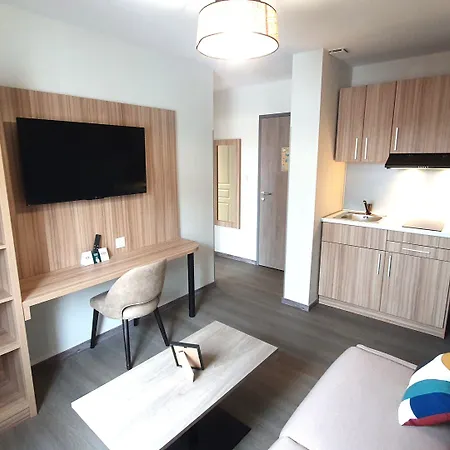 Logis - Les Pasteliers Hotel