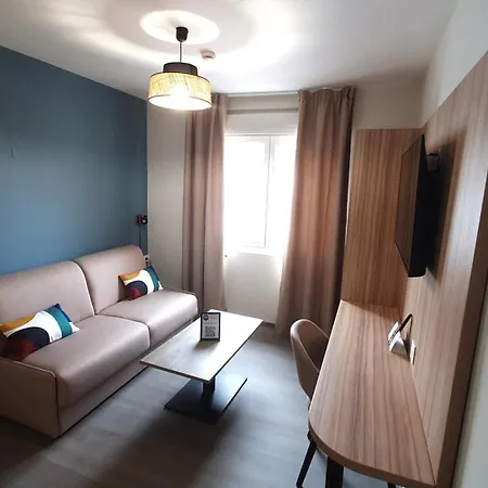 Otel Logis - Les Pasteliers 2*