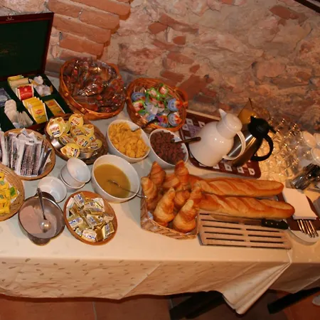 Logis - Les Pasteliers Hotel