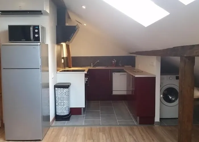 Logis - Les Pasteliers 2* ラヴォール