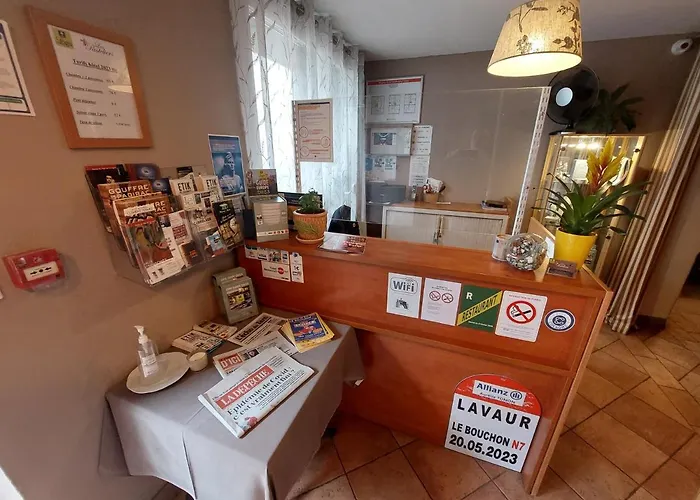 ホテル Logis - Les Pasteliers ラヴォール