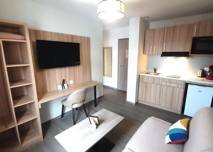 Logis - Les Pasteliers ラヴォール