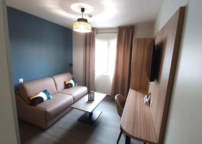 ホテル Logis - Les Pasteliers 2*