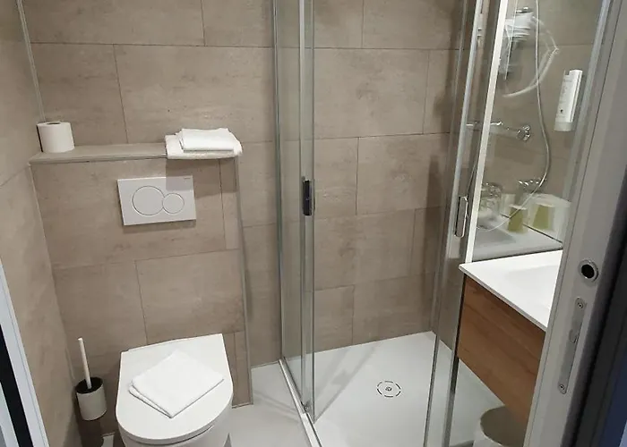 ホテル Logis - Les Pasteliers ラヴォール