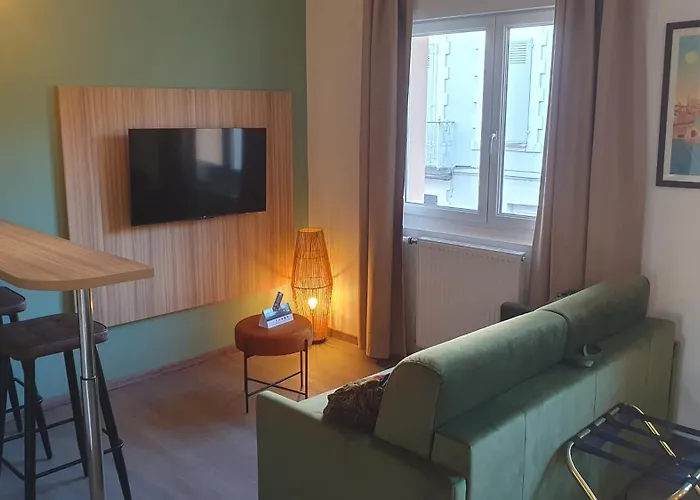 ホテル Logis - Les Pasteliers ラヴォール