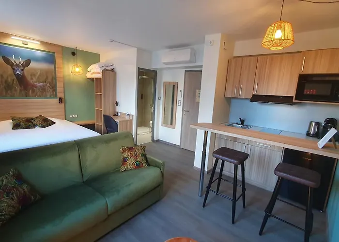 Logis - Les Pasteliers 2* ラヴォール