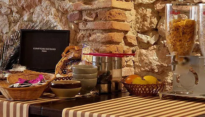 ホテル Logis - Les Pasteliers ラヴォール