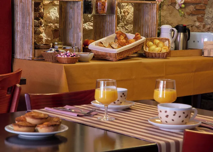 ホテル Logis - Les Pasteliers ラヴォール