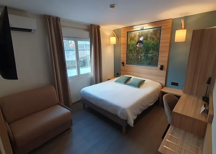 Logis - Les Pasteliers 2* ラヴォール