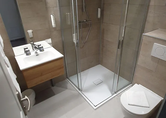 ホテル Logis - Les Pasteliers ラヴォール